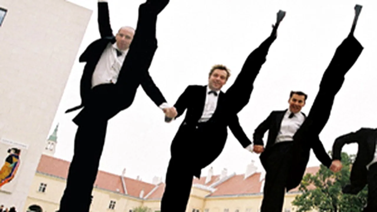 Zeci de spectacole de stradă, la FITS 2008