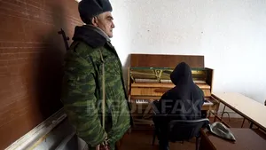 REPORTAJ - Prizonieri ai rebelilor proruşi, militarii ucraineni repară şcoli distruse de bombardamente în est - FOTO