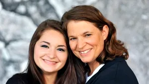 Mamă şi fiică pe Twitter. Dialogul care face uitat războiul generaţiilor - FOTO