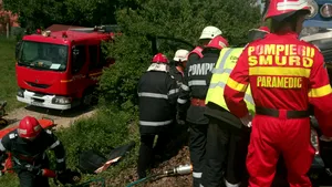 Patru persoane rănite grav după ce maşinile lor s-au ciocnit şi au luat foc 