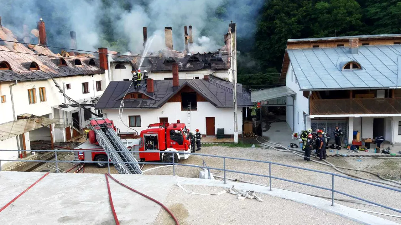 S-a aflat cauza incendiului care a distrus acoperişul Mănăstirii Râmeţ: Flăcările au izbucnit după un scurtcircuit