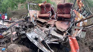 Un autobuz cu muzicieni s-a prăbuşit în vestul Indiei. 13 persoane au murit, 29 au fost rănite