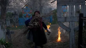 Tradiţia focurilor din Joia Mare, în Dolj: Oamenii cred că se deschid porţile Raiului şi Iadului | FOTO