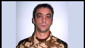 Sute de persoane, la funeraliile ofiţerului mort în Afganistan