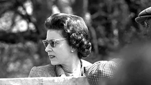 Un documentar interzis de Regina Elisabeta a II-a timp de peste 50 de ani a fost încărcat din greşeală pe YouTube. Filmul prezintă viaţa familiei Regale Britanice 