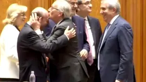 FOTO, VIDEO Momentul în care preşedintele CE Jean Claude Juncker l-a PUPAT pe frunte pe Traian Băsescu