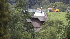 Stare de alertă în Marea Britanie: Mii de oameni au fost evacuaţi după ce un baraj a fost grav avariat de ploi