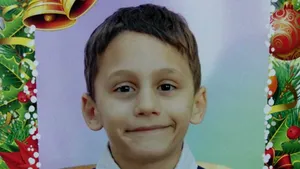 VIDEO | Copilul de 8 ani dispărut de la joacă este căutat în continuare de peste 100 de poliţişti. Un elicopter survolează zona