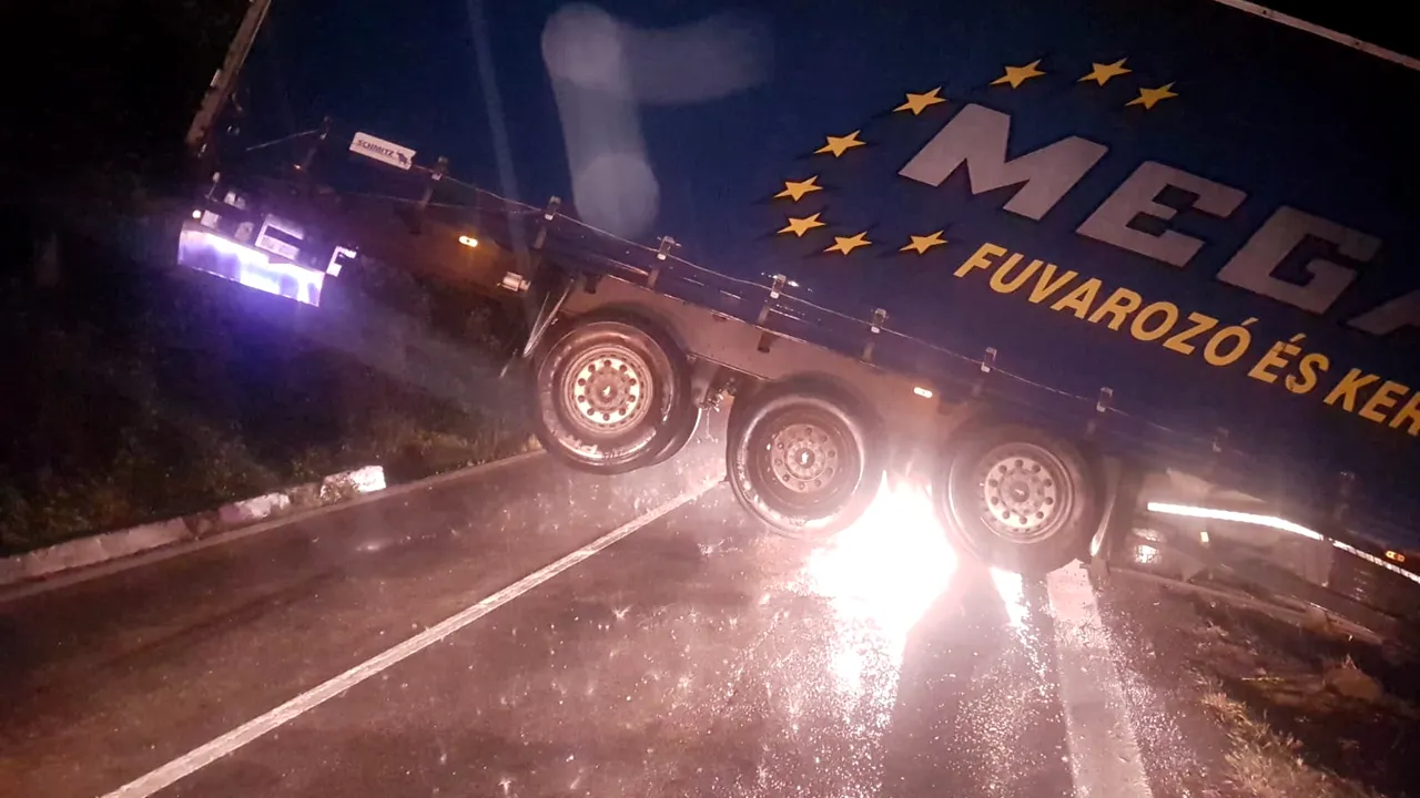 Trafic rutier a fost blocat marţi seara pe Valea Oltului, din cauza unui tir care a derapat