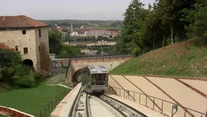 Orașul care pare desprins dintr-o poveste. Are două centre istorice