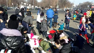VIDEO Protest cu desene şi jocuri în Piaţa Victoriei din Capitală