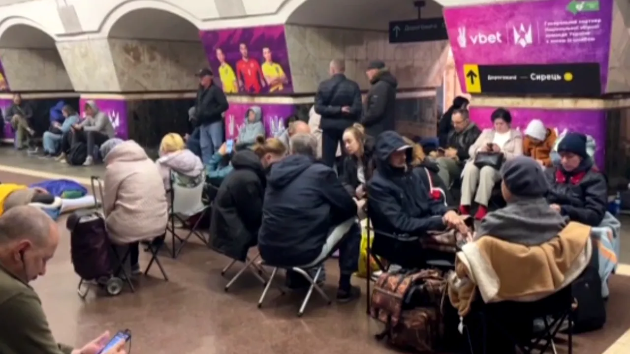 Locuitorii din Kiev s-au ascuns într-un loc sigur de atacurile ruşilor