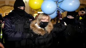Peste 200 de persoane au fost arestate pentru manifestaţii împotriva războiului în Rusia