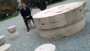 Preşedintele Klaus Iohannis s-a fotografiat stând la Masa Tăcerii, deşi monumentul este însoţit de mesajul 