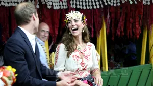 Prinţul William şi Kate, dans tribal alături de nativii din Tuvalu. Cum a ţinut ritmul Ducesa de Cambridge acoperită de ghirlande - FOTO şi VIDEO