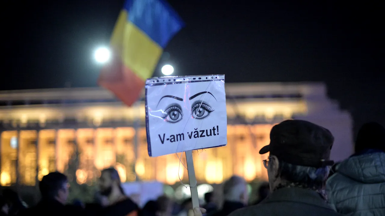 GALERIE FOTO, VIDEO Sute de oameni au mers în marş de la Guvern până la Parlament/ Proteste şi în Cluj-Napoca şi Braşov. Protestatarii au scris din lumini 