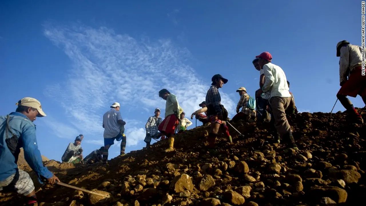 Piesă metalică de aproape cinci metri, probabil un satelit chinez, căzută în Myanmar - FOTO