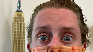 Macaulay Culkin te îndeamnă să te protejezi de COVID cu masca 'Singur Acasă'