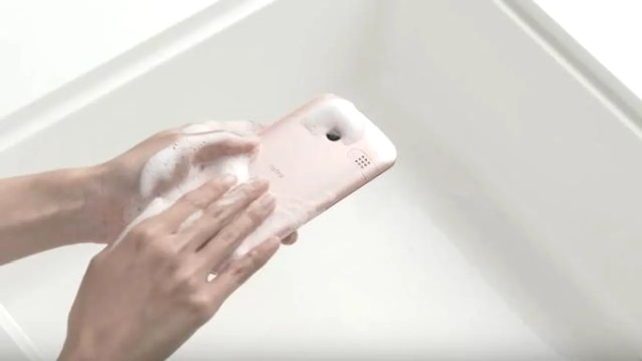 Smartphone-ul pe care îl poţi spăla în mod regulat cu apă şi săpun