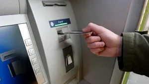 Visa: Românii plătesc tot mai mult cu cardul în vacanţele din străinătate, dar sumele sunt mici
