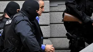 Popa a recunoscut că a tras cu pistolul într-unul din hoţii maşinii lui Becali