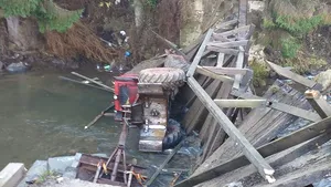 Un utilaj care a vrut să treacă peste un pod de lemn, în Munţii Apuseni, s-a prăbuşit în apă