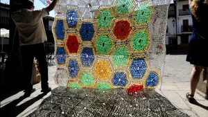 Ţesătorii spanioli reciclează pungi de cumpărături şi fac din ele protecţii solare