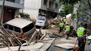 O furtună teribilă a lovit estul Chinei. 11 oameni au decedat, iar alţii 100 au fost răniţi