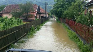 Cluj: Peste 120 de gospodării inundate în Valea Drăganului în urma ploilor torenţiale - FOTO/VIDEO