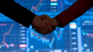 Swiss Capital, cel mai mare broker de la Bursa de Valori Bucureşti, crede că acţiunile dezvoltatorului One United sunt printre cele mai subevaluate din BET şi oferă un preţ ţintă de 0,72 lei, plus 71% faţă de cel de acum, şi recomandarea de “strong buy”