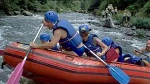 Zeci de turişti amatori de rafting, salvaţi după ce au rămas blocaţi pe cursul apei (Video)