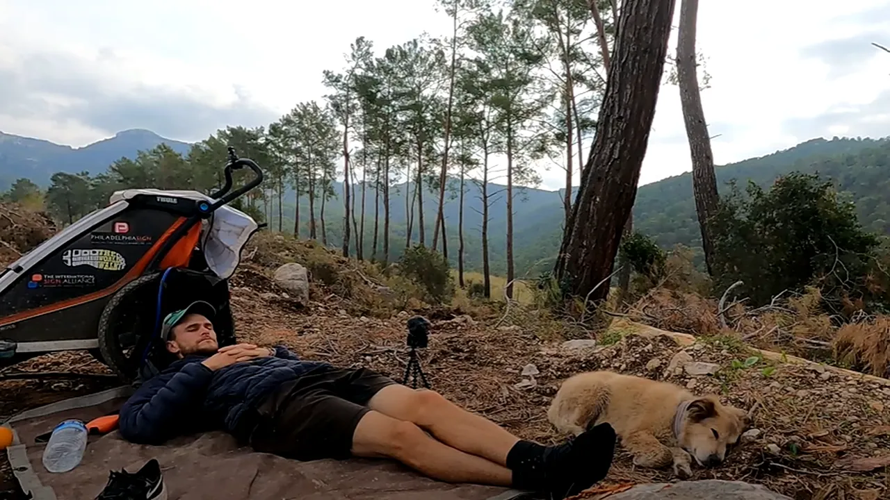 Câinele, cel mai bun prieten al omului, dar şi un excelent tovarăş de călătorie. Un vlogger şi câinele său au străbătut lumea, la pas