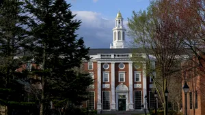 Harvard dă în judecată administrația Trump pentru a opri interdicția federală de înscriere a studenților internaționali