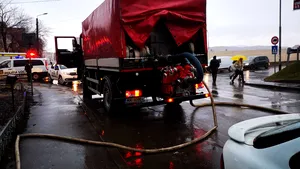EXPLOZIE urmată de un incendiu într-un bloc din Iaşi: Aproape 30 de oameni evacuaţi. O persoană a fost dusă la spital | FOTO, VIDEO