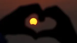 Selfie-urile cu eclipsa de Soare, nerecomandate de specialişti. Cum se pot realiza fotografii ale fenomenului astronomic