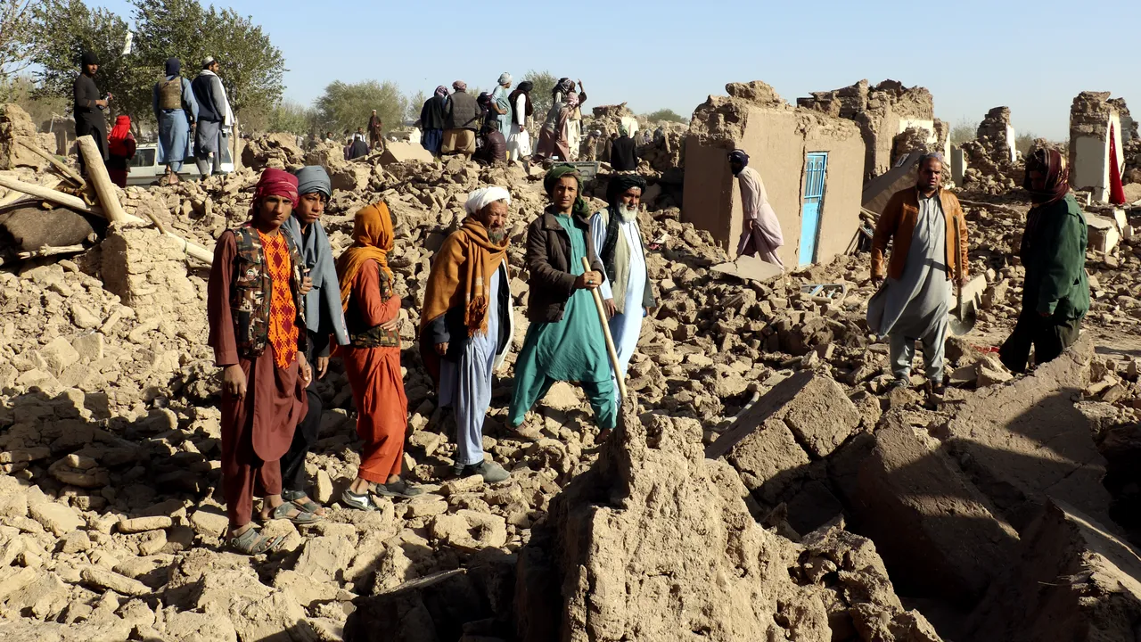 Administraţia talibană: Peste 2.400 de persoane au fost ucise în cutremurele din Afganistan