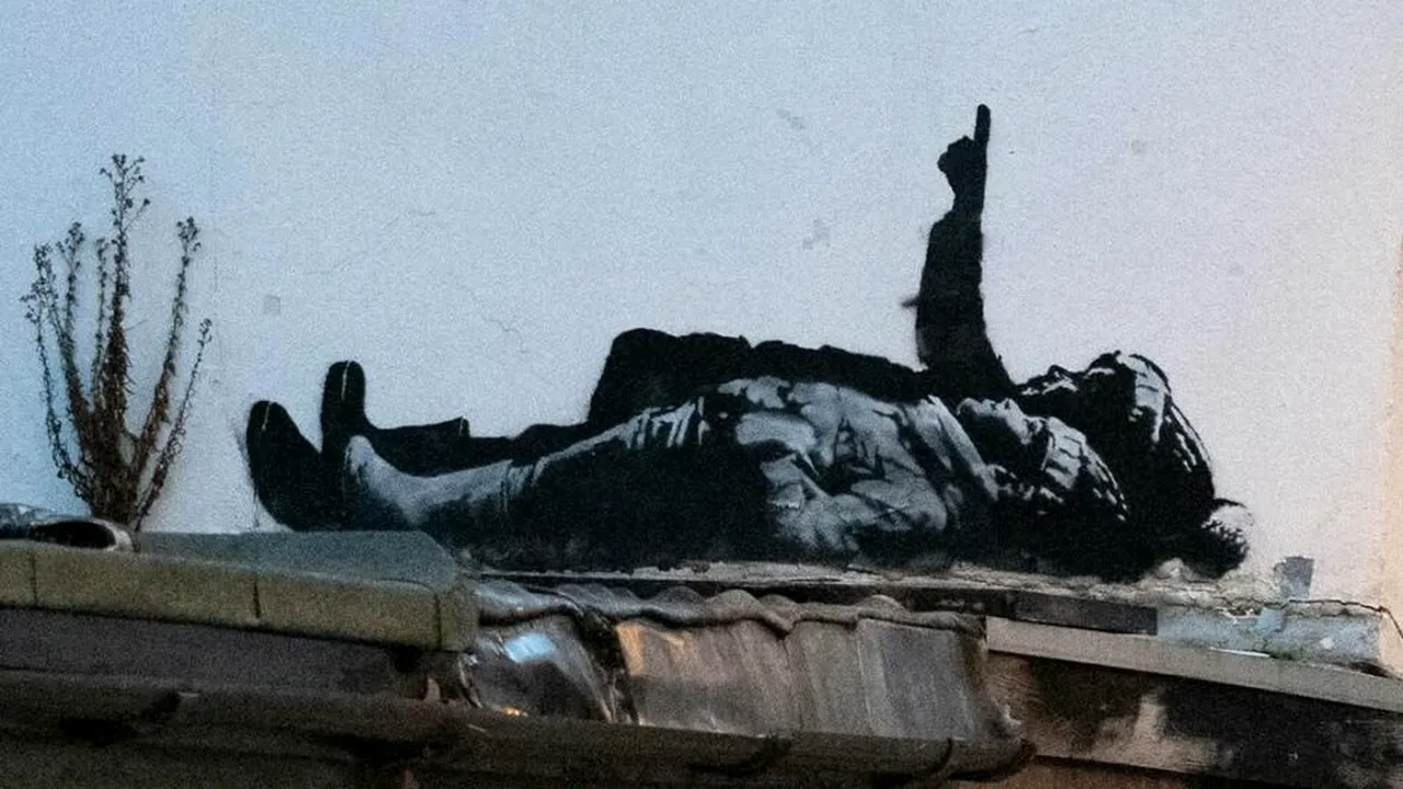 Banksy dezvăluie un nou mural cu copii privind stelele în Londra
