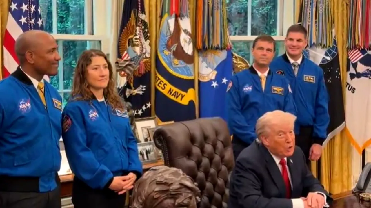 Trump primește la Casa Albă echipajul misiunii Artemis II și se laudă: „Aș fi reușit și eu”