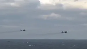 O înregistrare VIDEO surprinde apropierea unor avioane RUSE de un distrugător american, în Marea Neagră