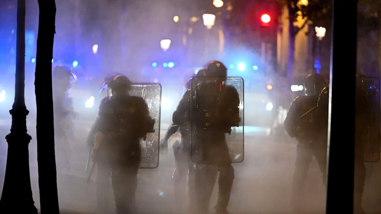 Un elev de 15 ani și-a pierdut o mână la protestele din Franța. Poliția suspendă folosirea grenadelor de șoc, după acuzații grave
