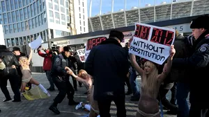 Topless în faţa Stadionului Olimpic din Kiev: De ce s-au dezbrăcat activistele de la Femen înaintea tragerii la sorţi pentru Euro 2012 - VIDEO