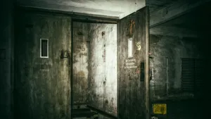 Incident șocant într-un lift. O baterie externă a explodat în mâinile unei femei și a provocat un incendiu