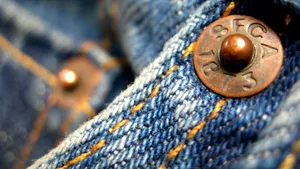 Motivul real pentru care blugii au capse la buzunare. Sunt puţini cei care ştiu la ce folosesc acestea cu adevărat - FOTO, VIDEO