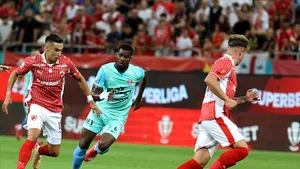 Superliga: Dinamo și UTA au încheiat la egalitate. „Câinii roșii” au terminat meciul cu doi oameni în minus
