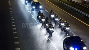 Un prim convoi rutier care transportă fragmente ale avionului malaysian prăbuşit în Ucraina se îndreaptă spre Olanda