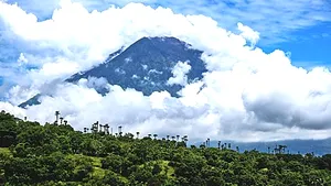 Un rus care s-a dezbrăcat şi s-a fotografiat pe un munte sacru va fi expulzat din Indonezia