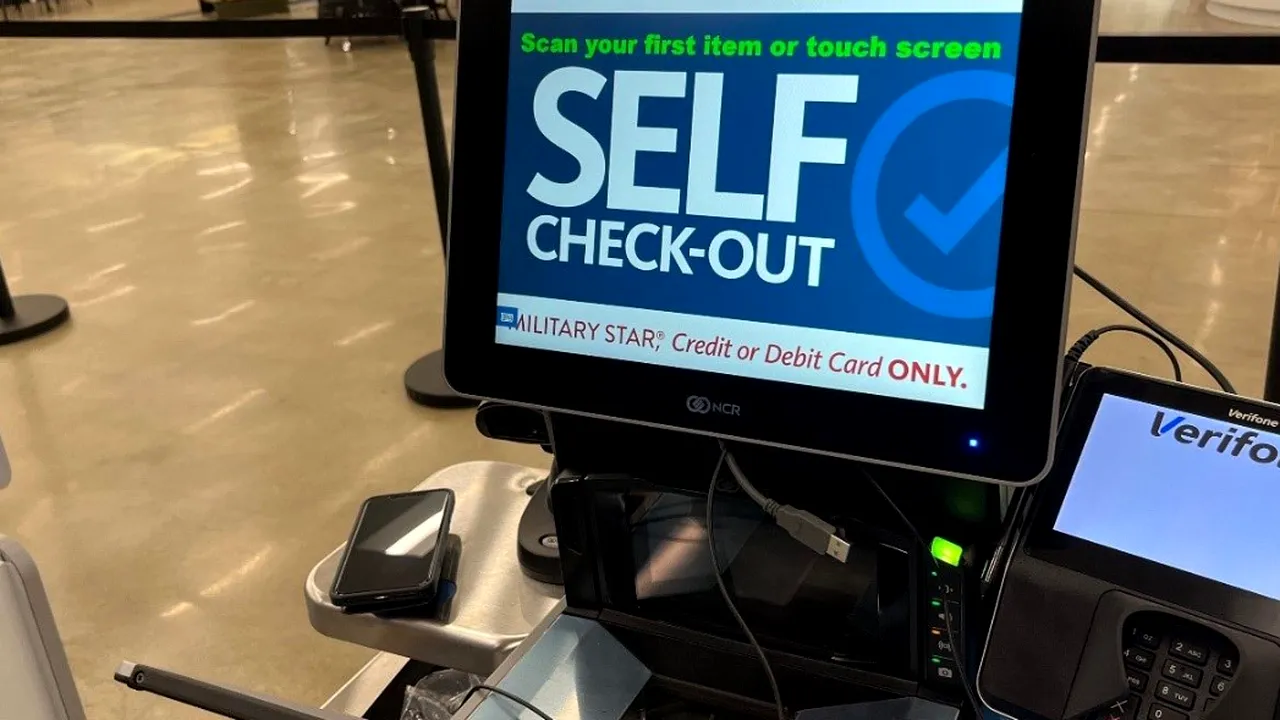 Din ce în ce mai multe case self- checkout încep să ceară bacşiş. Clienţii revoltaţi: ce rost are să ceară bacşiş?