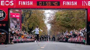 Kenyanul Eliud Kipchoge a devenit prima persoană care a alergat un maraton în mai puţin de două ore - VIDEO