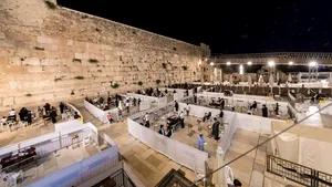 Mesajele pentru Zidul Plângerii pot fi depuse în format electronic. Formularul este disponibil aici