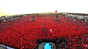 Sute de mii de turci, adunaţi la Istanbul la apelul lui Erdogan pentru a denunţa lovitura de stat eşuată - VIDEO